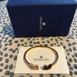 Iconic Swarovski Swan Bangle in Rose Gold